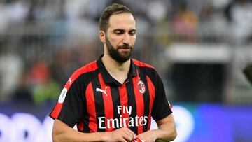 Gonzalo Higua&iacute;n cabizbajo tras perder con el AC Milan la Supercoppa de Italia frente a la Juventus el 16 de enero de 2019.