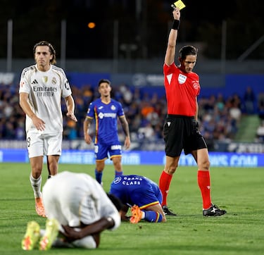 El árbitro muestra la segunda amarilla a Sancris tras su entrada sobre Vinicius.