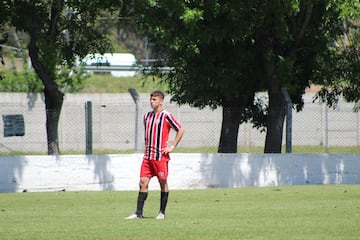 Crescente Camus, en un partido de las inferiores del Club Atlético Chacarita.