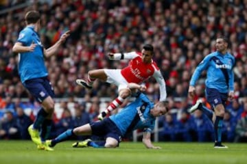 Alexis Sánchez fue la mejor figura de Arsenal: anotó doblete y dio el pase para el tercer gol, en el triunfo sobre Stoke City.