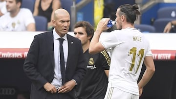 Zidane dialoga con Bale durante un partido de esta temporada.