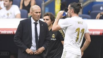 Zidane dialoga con Bale durante un partido de esta temporada.