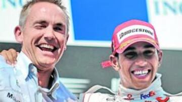 <b>OPTIMISMO. </b>Whitmarsh, con Hamilton en el podio de Hungría.