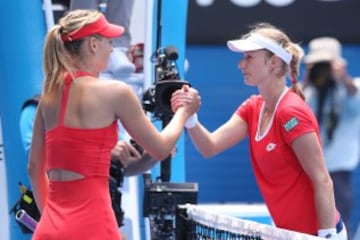 Maria Sharapova venció a su compatriota Ekaterina Makarova para llegar a la final del Abierto de Australia.