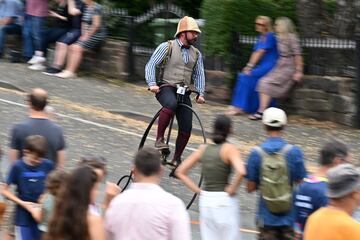 Un grupo de ciclistas disfrutan de la Gran Carrera de Knutsford, en el noroeste de Inglaterra, un evento singular que se celebró por última vez en 2010 y, por lo general, se disputa cada diez años, en el que participan ciclistas individuales y en equipo de todo el mundo, sobre bicicletas clásicas que datan de mediados del siglo XIX.