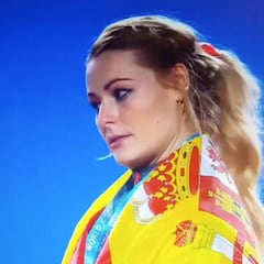 La cara de póker de Lydia con el no himno español en el podio