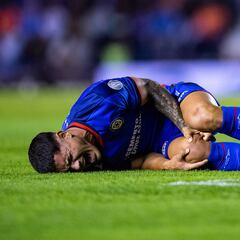 Cruz Azul confirma ruptura de ligamentos cruzados del Toro Fernández