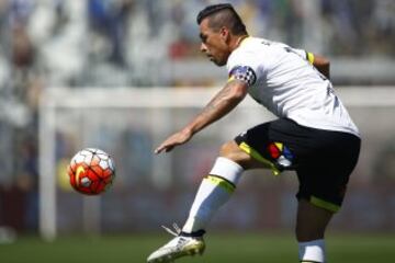 El jugador de Colo Colo Esteban Paredes controla el balon durante el partido de primera division contra Universidad de Chile disputado en el estadio Monumental de Santiago, Chile.