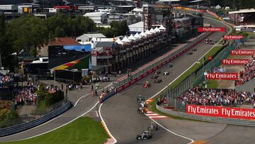 Impresionante vista del circuito de Spa con Hamilton liderando el grupo.