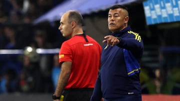 Boca Juniors' head coach Jorge Almiron gestures during the Copa Libertadores group stage second leg football match between Argentina's Boca Juniors and Chile's Colo Colo at La Bombonera stadium in Buenos Aires on June 6, 2023. (Photo by ALEJANDRO PAGNI / AFP)