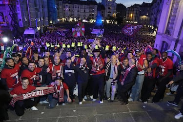 Aficionados y jugadores del Baskonia celebran en las calles de Vitoria la conquista de su histórica séptima Copa del Rey, en una jornada teñida de azulgrana.