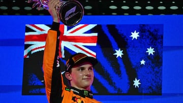 Oscar Piastri (McLaren) levanta el trofeo de ganador del GP de Arabia Saud¨ª de F1.