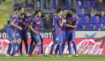 1-0. Barral celebró el primer gol con sus compañeros.