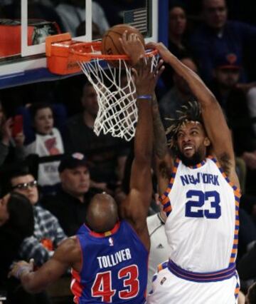 Derrick Williams convierte una canasta ante Anthony Tolliver.