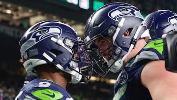 SEATTLE (United States), 18/01/2026.- Seattle Seahawks running back Kenneth Walker III (L) is greeted by Seattle Seahawks guard Grey Zabel (R) after Walker scored a touchdown against the San Francisco 49ers during the second half of the NFL Division Playoffs between the San Francisco 49ers and the Seattle Seahawks in Seattle, Washington, USA, 17 January 2026. EFE/EPA/JOHN G. MABANGLO