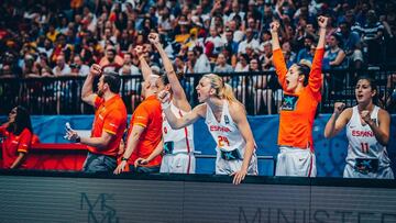 Las jugadoras de la Selecci&oacute;n celebran una canasta durante el partido contra B&eacute;lgica.