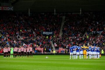 Minuto de silencio para conmemorar el 25 aniversario del desastre de Hillsborough antes del partido de la Premier League entre Sunderland y Everton en el Estadio de la Luz