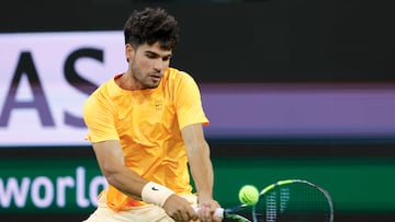 INDIAN WELLS (United States), 13/03/2026.- Carlos Alcaraz of Spain in action during the mens singles quarterfinals match against Cameron Norrie of Great Britain on day 9 of the BNP Paribas Open tennis tournament in Indian Wells, California, USA, 12 March 2026. (Tenis, Gran Bretaña, España, Reino Unido) EFE/EPA/JOHN G. MABANGLO