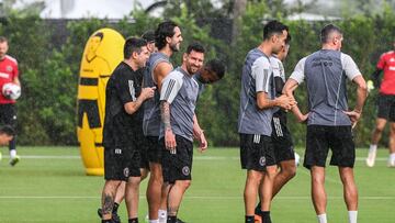 Inter Miami's Lionel Messi (C) trains in the rain at Fort Lauderdale, Florida, on July 20, 2023, on the eve of their Leagues Cup football match against Mexico's Cruz Azul. (Photo by GIORGIO VIERA / AFP)