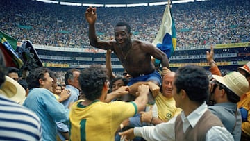 Edson Arantes Do Nascimento Pele of Brazil celebrates the victory after winnings the 1970 World Cup in Mexico match between Brazil and Italy at Estadio Azteca on 21 June in Città del Messico. Mexico (Photo by Alessandro Sabattini/Getty Images
