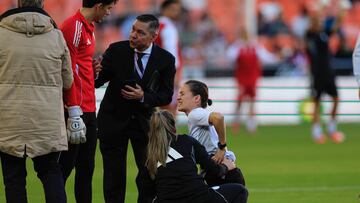 Susto en el calentamiento del trío arbitral