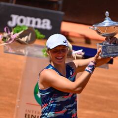 How many titles and matches has Iga Swiatek won this season?