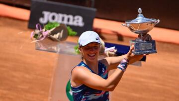 Iga Swiatek celebrates after beating Ons Jabeur at the WTA Internazionali BNL D'Italia tournament at Foro Italico.