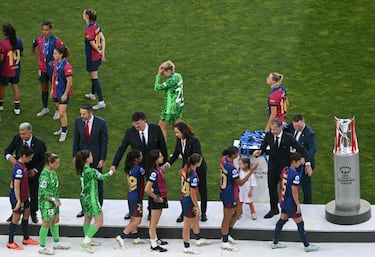 Las jugadoras azulgranas reciben la medalla de subcampeonas de la Champions League de manos de Aleksander Ceferin, presidente de la UEFA.
