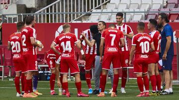 Francisco, entrenador del Girona, da instrucciones a sus jugadores.