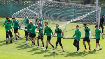 Jugadores del Racing, preparándose para iniciar un entrenamiento en La Albericia.