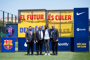 Este jueves ha tenido lugar la firma del nuevo contrato de Ousmane Dembélé en la Ciudad Deportiva Joan Gamper junto con el Presidente del FC Barcelona, Joan Laporta.