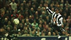 El jugador colombiano le marc&oacute; tres goles a Barcelona en la fase de grupos de la Champions League de 1997. 