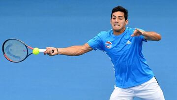 El francés derrotó en dos sets al número uno de Chile, que desaprovechó un 4-1 en el segundo set. Chile ahora buscará descontar en el dobles.