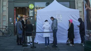 PARIS, FRANCE - JANUARY 01: Parisians queue up to be tested for COVID-19 on New Year's Day at a pharmacy at Place de la Republique on January 01, 2022 in Paris, France. The number of new COVID-19 cases in France is surging past 200,000 per day due to the increase in Omicron variant, prompting the city of Paris to reinstate mandatory mask-wearing outdoors and the French Government raising the prospect that a vaccination pass could be in force from mid January to encourage the 6 million unvaccinated people in France to be Vaccinated. (Photo by Kiran Ridley/Getty Images)