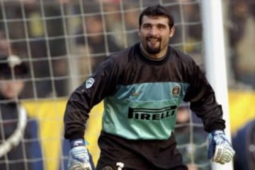 7 - Angelo Peruzzi: Nuevamente el campeón del mundo con Italia en 2006 aparece en la lista. Esta vez por la cifra que Inter de Milán pagó a la Juventus para fichar al portero en 1999: 19 millones de euros.