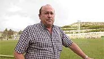 <b>RENOVACIÓN</B>. Paco Flores continuará la próxima temporada al frente del Zaragoza, salvo sorpresas de última hora.