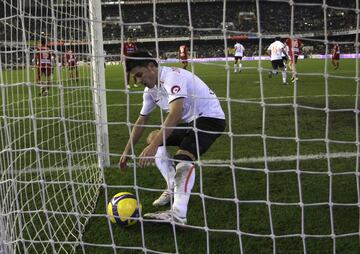 El 15 de noviembre de 2008 Villa se enfrentó por primera vez contra el Sporting. Fue en Mestalla y acabó con victoria visitante del Sporting 2-3.
Villa anotó de penalti el 1-2 momentáneo.