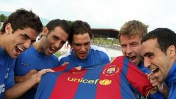 <b>A MORDER AL BARÇA. </b>Ruano, Luismi Loro, Javi Moreno, Dani Guillen y Baixauli bromean con una camiseta azulgrana.