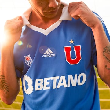 Universidad de Chile presentó su nueva indumentaria para la temporada 2022, donde se destaca la similitud con una camiseta histórica para el club.