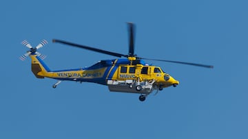 A Ventura County firefighting helicopter heads back to pick up more water after making a drop on the Canyon wildfire in the hills north-east of Los Angeles in Ventura County, California, U.S., August 8, 2025. REUTERS/Mike Blake