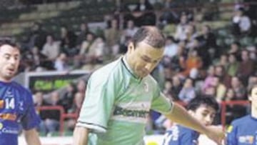 <b>IMPARABLE. </b>Schumacher marcó tres de los cuatro goles de Interviú.