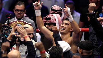 Dmitry Bivol celebrando la victoria ante Artur Beterbiev.