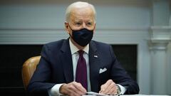 US President Joe Biden receives an economic briefing in the Roosevelt Room of the White House in Washington, DC on March 5, 2021. - The briefing was conducted by Treasury Secretary Janet Yellen. (Photo by MANDEL NGAN / AFP)