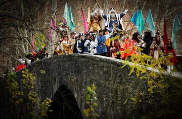 Los Reyes Magos Melchor, Gaspar y Baltasar montados en sus dromedarios, hacen su entrada a Pamplona por el Puente Románico de la Magdalena para encontrarse con miles de niños que les esperan a lo largo del recorrido hasta la Plaza Consistorial, antes de que de comienzo la tradicional cabalgata por las calles de Pamplona en la noche más mágica del año.