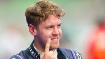 El alem&aacute;n Sebastian Vettel, festejando la pole, segunda consecutiva de esta temporada para Red Bull.