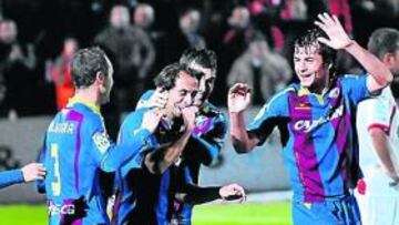 <b>SENTENCIA. </b>Varios jugadores celebran con Robert su gol.