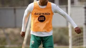Berry Powel durante un entrenamiento con su ya exequipo, el Elche.