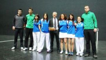 FINALISTAS. Las cuatro pelotaris, con varios profesionales.