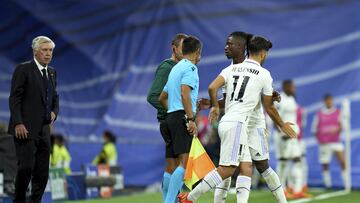 Ancelotti observa la entrada de Asensio al terreno de juego en el partido contra el Leipzig.