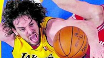 <b>DUELO EN LAS ALTURAS. </b>Pau Gasol intenta capturar el rebote ante el pívot de los Rockets Yao Ming.